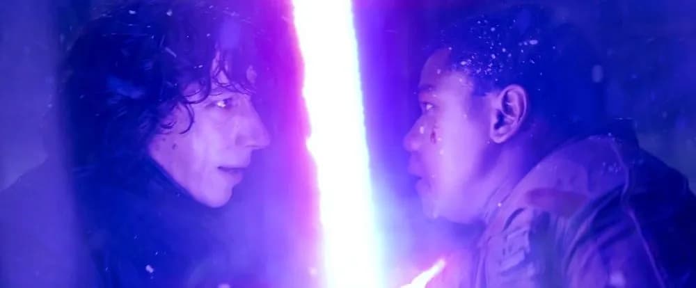 Finn affronte Kylo Ren en combat singulier au sabre laser